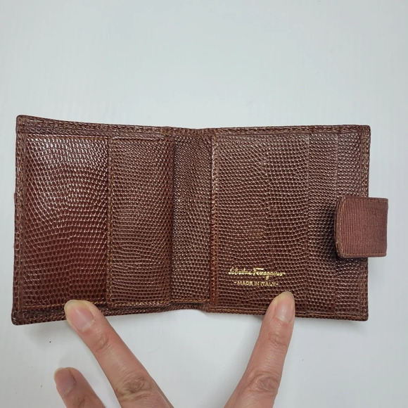 Vintage Salvatore Ferragamo brown embossed leather bifold wallet - Picture 3 of 10